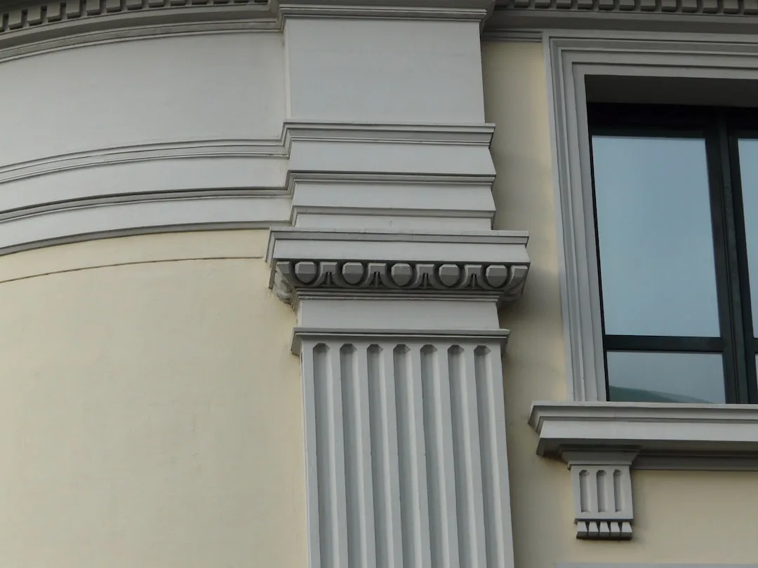 Ce que les pilastres extérieurs en EPS révèlent sur la rigueur d&rsquo;une rénovation de façade