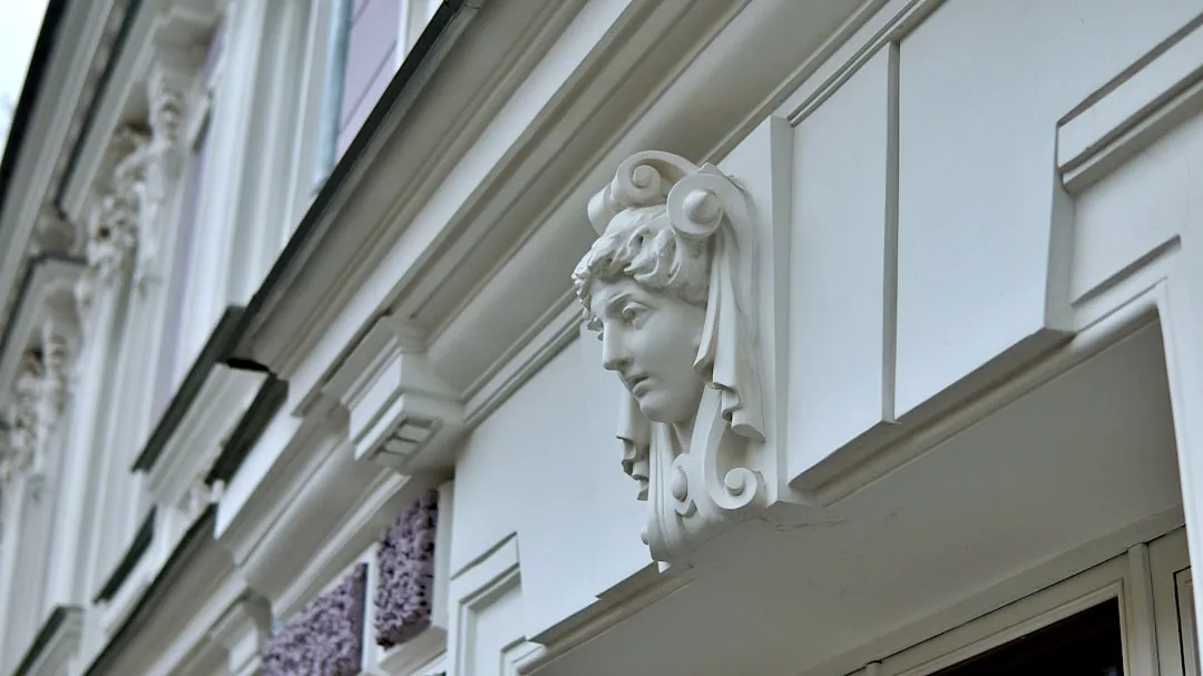 Why a Facade Cornice Transforms a Flat Renovation Into a House With Real Character