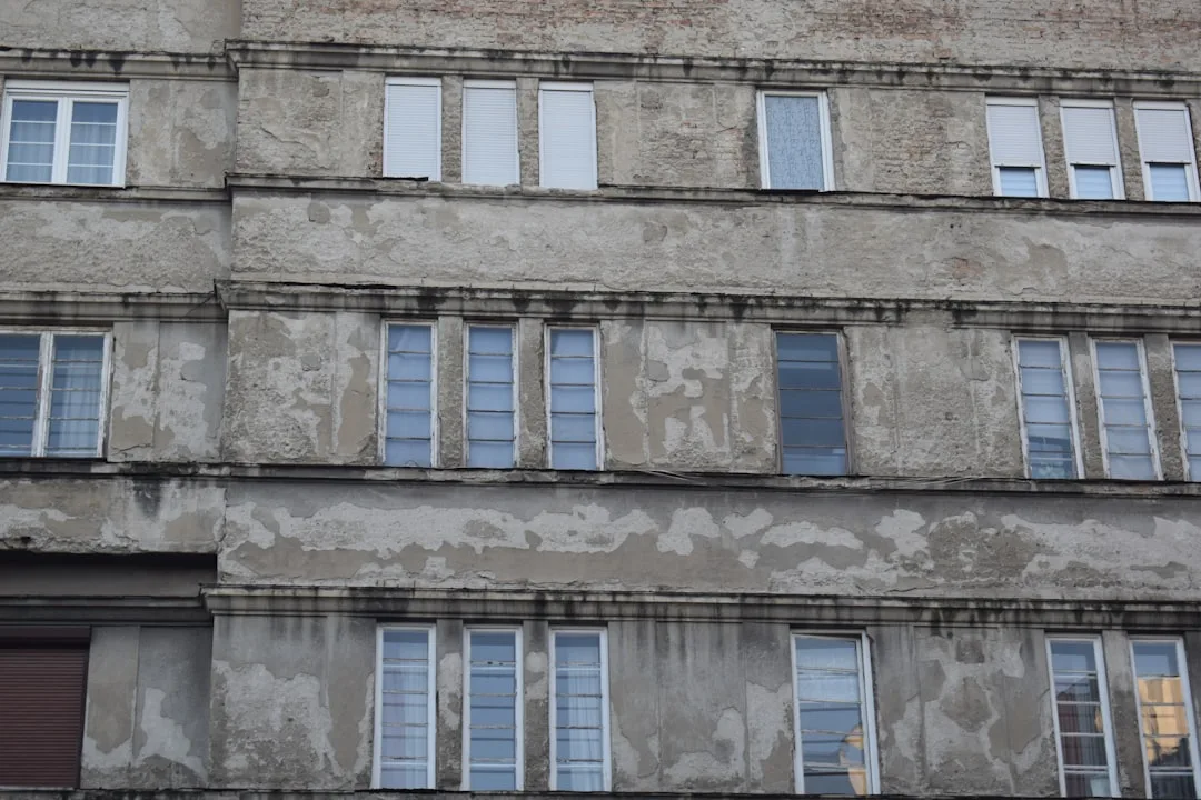 Pourquoi votre façade EPS jaunit comme du plastique oublié au soleil