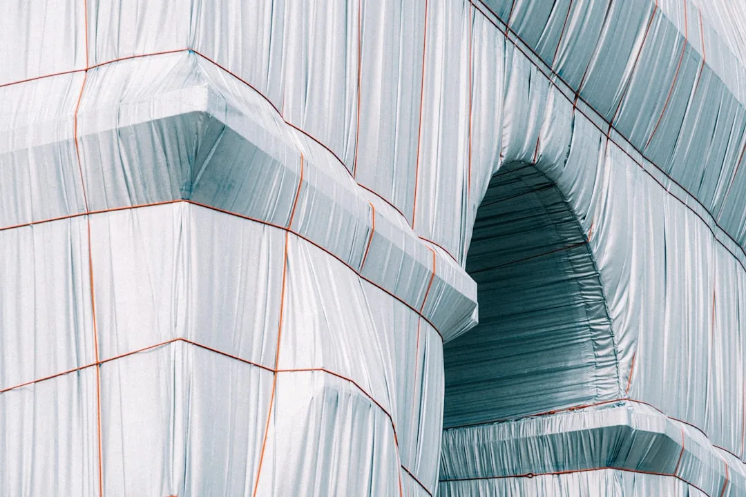 Pourquoi vos moulures EPS sur ITE existante deviennent des ponts thermiques — la jonction que les poseurs négligent