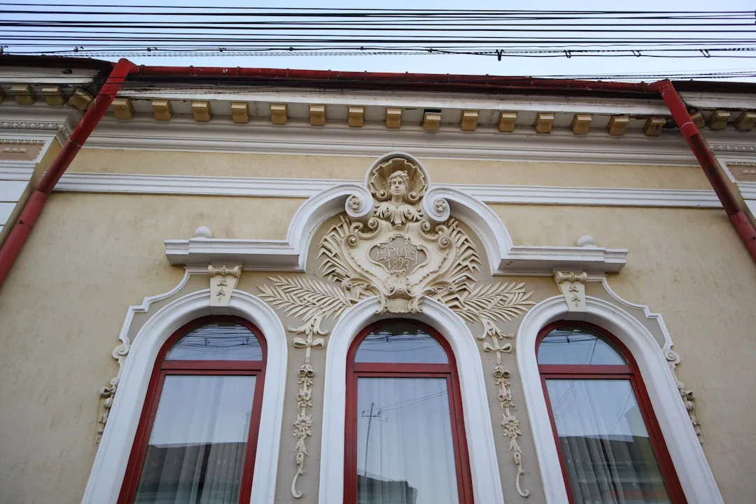 Pourquoi poser des moulures EPS sur une ITE existante ne ressemble pas du tout à une pose standard