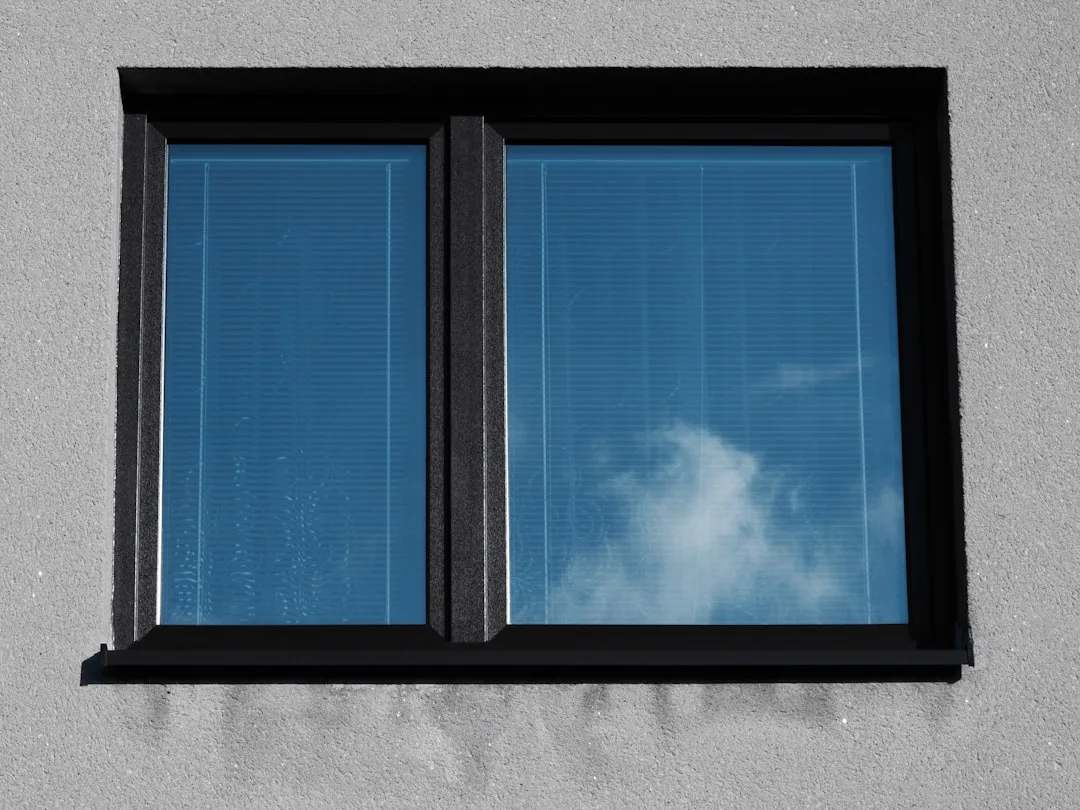 Pourquoi vos appuis de fenêtre EPS se dégradent sous la pluie — le défaut de pente que 85% des poseurs ignorent