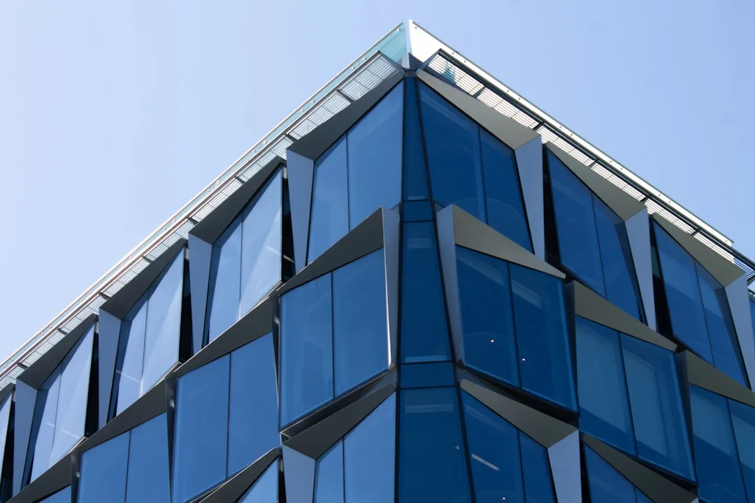 Baguette d’angle EPS : pourquoi votre façade se fissure sans cette protection