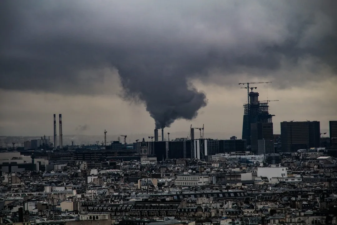 Pourquoi vos moulures EPS noircissent en ville et comment les restaurer sans les remplacer