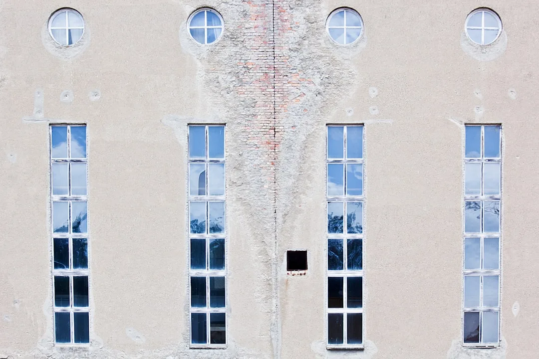 Pourquoi les façades EPS sans chaînage vertical se fissurent de haut en bas