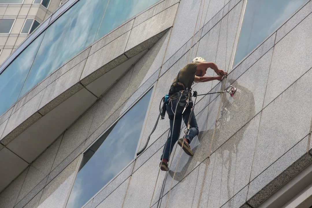 Façade EPS qui grise et ternit : le nettoyage et la rénovation de couleur en 2026