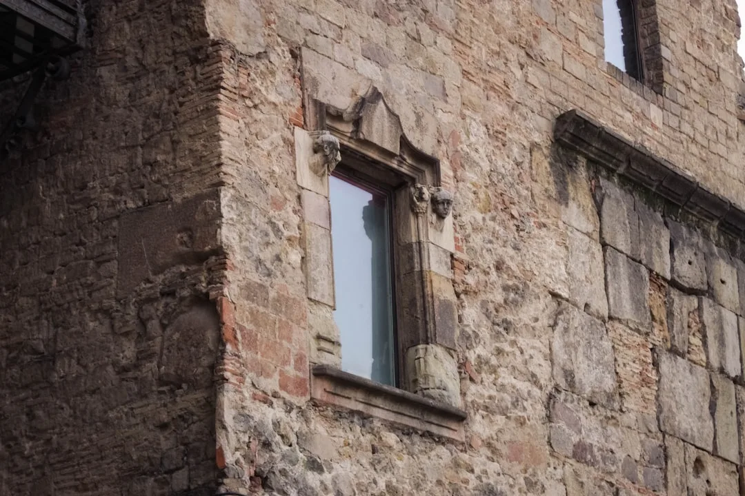 Moulures EPS sur façade ancienne : l&rsquo;adhérence sans préparation échoue en 6 mois