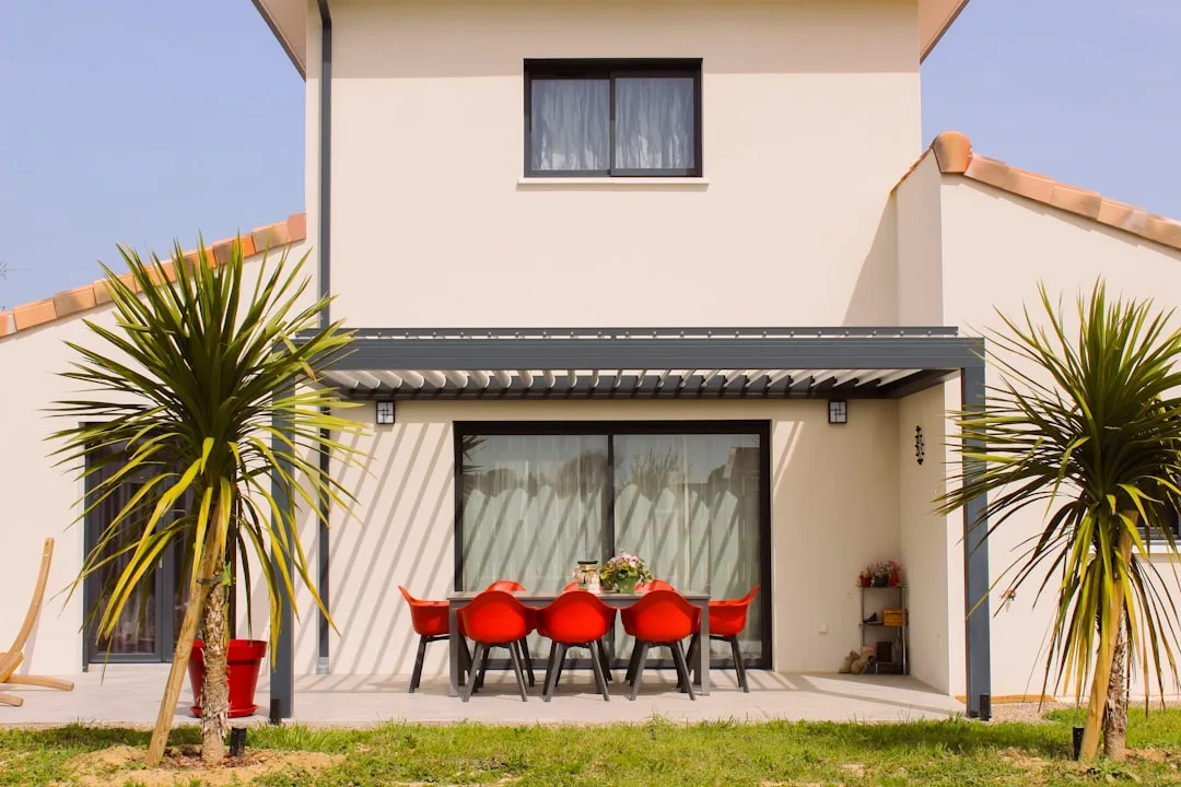Protéger votre façade EPS du soleil : pourquoi 70% des installations ternissent en 3 ans