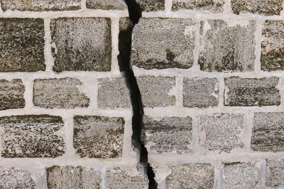Joints de dilatation EPS en façade : l&rsquo;erreur invisible qui écaille votre décor en 3 ans
