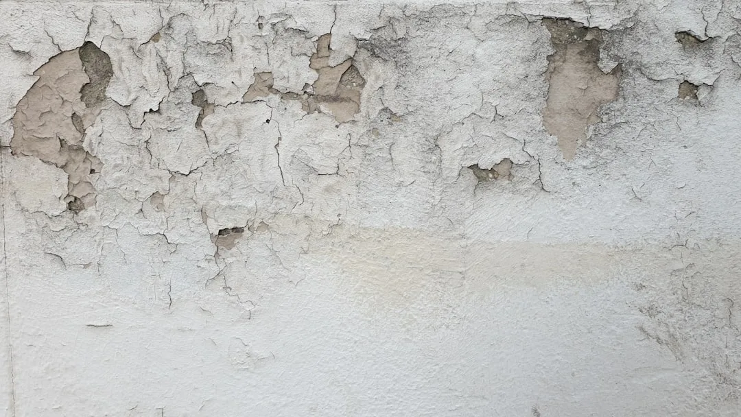 Revêtement EPS qui s’écaille en façade : pourquoi le soleil détruit votre décoration en 4 ans