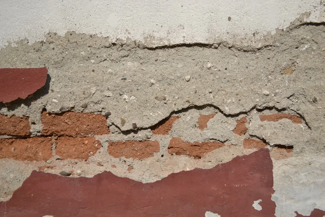 Crépissage EPS qui se fissure : le grain de sable caché dans votre enduit de façade