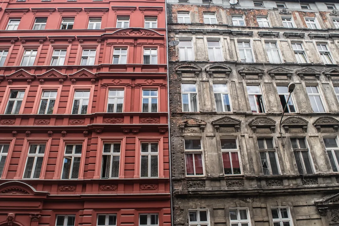Variation de teinte EPS en façade : le phénomène caché qui change la couleur de vos moulures