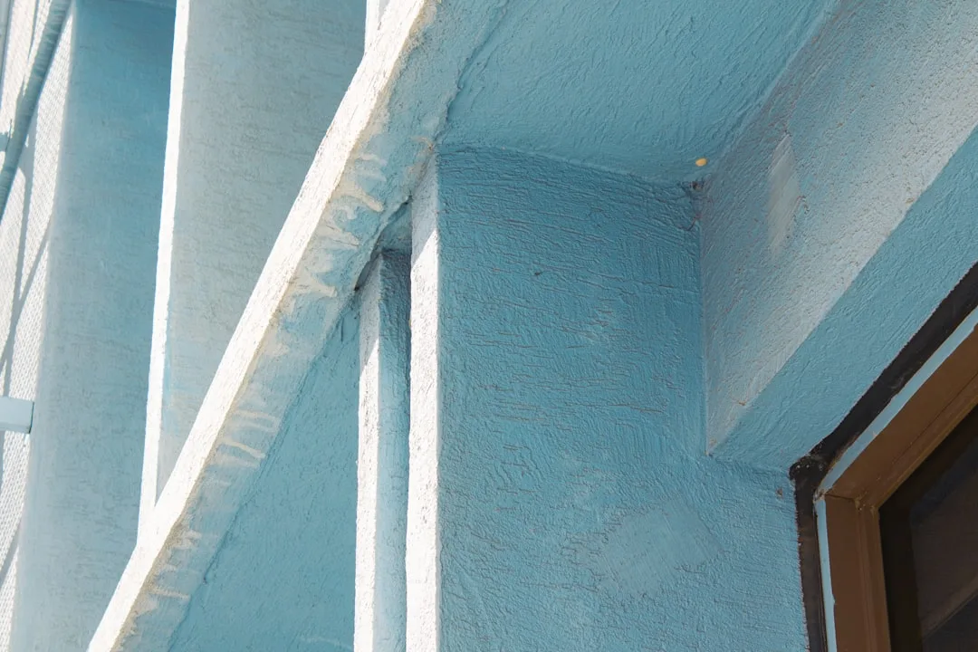 Condensation sous moulures EPS : l&rsquo;humidité cachée qui pourrit votre décor de l&rsquo;intérieur