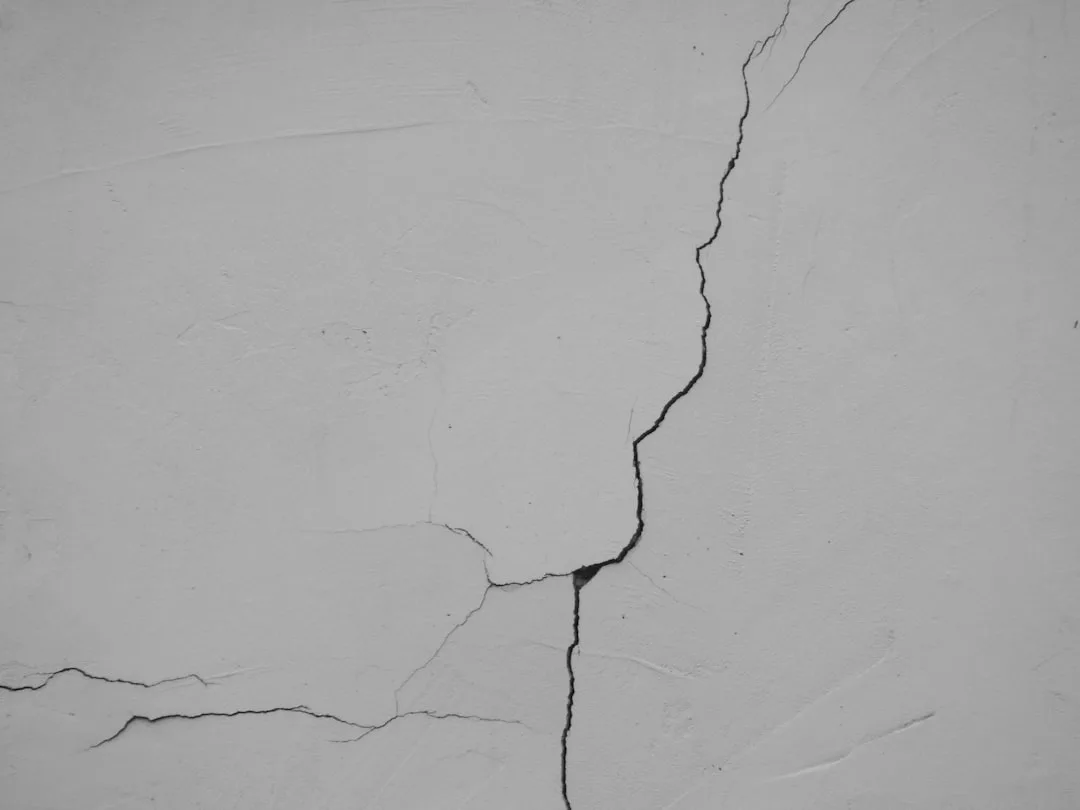 Rayonnement UV et EPS façade : pourquoi votre décor pâlit plus vite que prévu