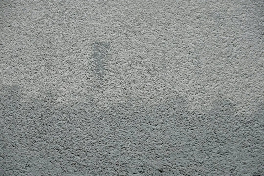 Condensation derrière moulures EPS façade : l&rsquo;isolant qui piège l&rsquo;eau et ruine vos ornements