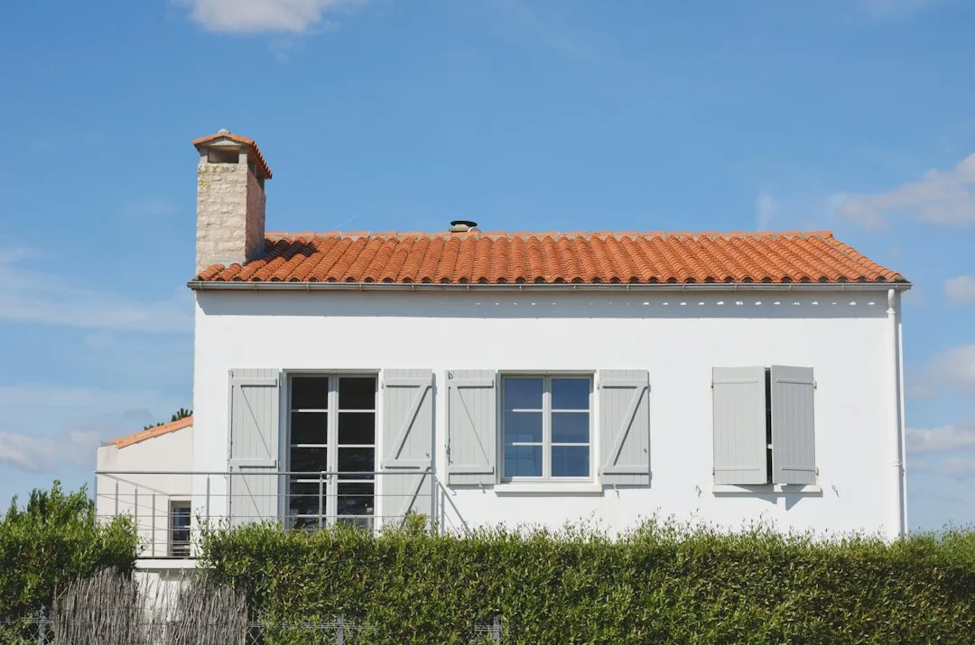 Votre couleur de façade est fausse dès que vous choisissez la teinte du mur : le test qui le révèle