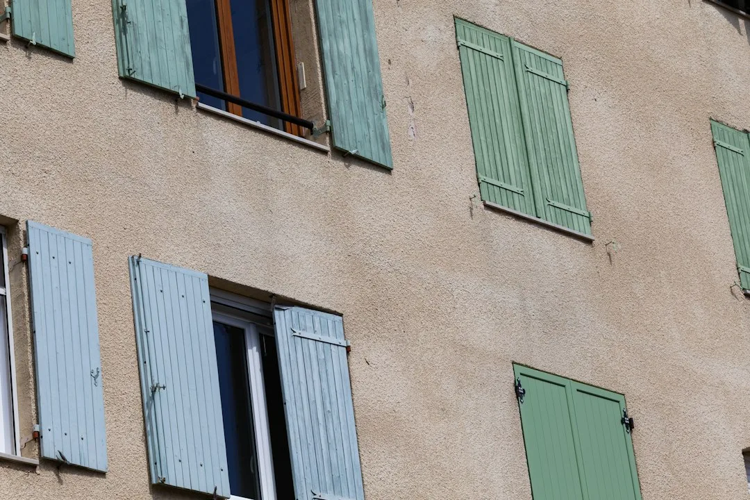Vos volets et votre porte d&rsquo;entrée sabotent peut-être votre façade sans que vous le sachiez